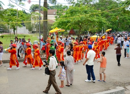 Xem đoàn rước Trạng nguyên nhí trên phố phường