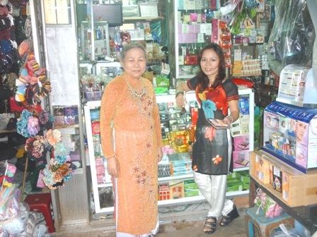 Thấp thoáng áo dài Huế giữa chợ Đông Ba