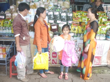 Thấp thoáng áo dài Huế giữa chợ Đông Ba