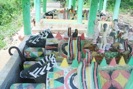 Ngắm tượng gỗ nhà mồ độc đáo người Cơ Tu