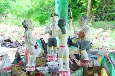 Ngắm tượng gỗ nhà mồ độc đáo người Cơ Tu