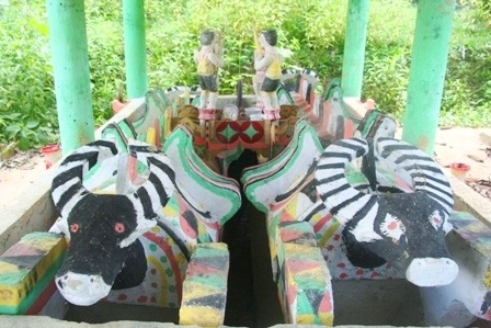 Ngắm tượng gỗ nhà mồ độc đáo người Cơ Tu