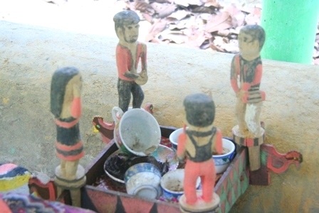 Ngắm tượng gỗ nhà mồ độc đáo người Cơ Tu