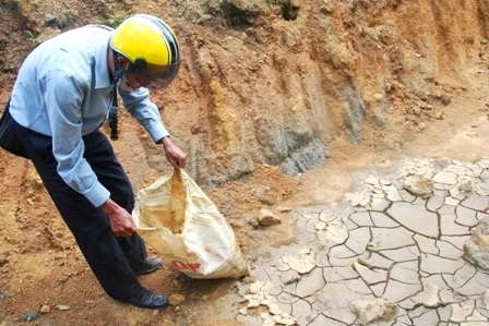 Thuê đất của dân để... tìm vàng 