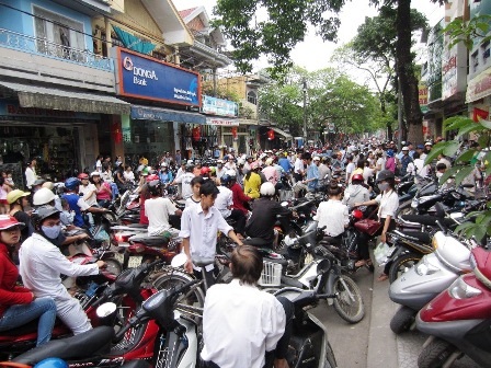 Hàng trăm người chen nhau mua điện thoại giá rẻ, cả phố ùn tắc