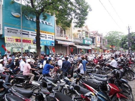 Hàng trăm người chen nhau mua điện thoại giá rẻ, cả phố ùn tắc