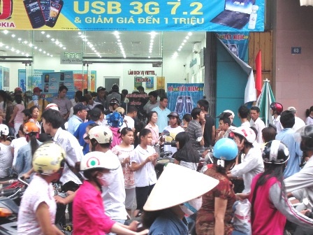 Hàng trăm người chen nhau mua điện thoại giá rẻ, cả phố ùn tắc