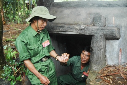 Xúc động hành trình tìm lại ngôi mộ chung của 13 đồng đội - 1