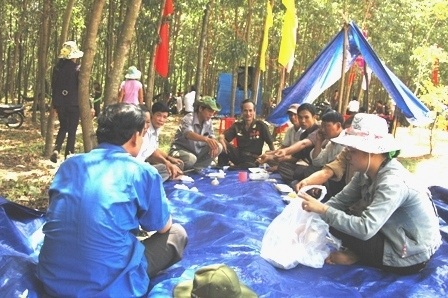 Xúc động hành trình tìm lại ngôi mộ chung của 13 đồng đội - 2