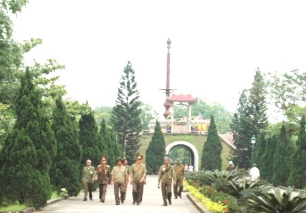 Xúc động hành trình tìm lại ngôi mộ chung của 13 đồng đội - 4 Xúc động hành trình tìm lại ngôi mộ chung của 13 đồng đội - 4