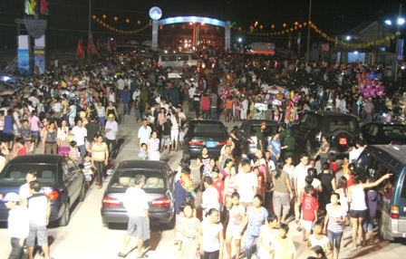 Hơn 10 vạn người đổ về bãi biển Thuận An