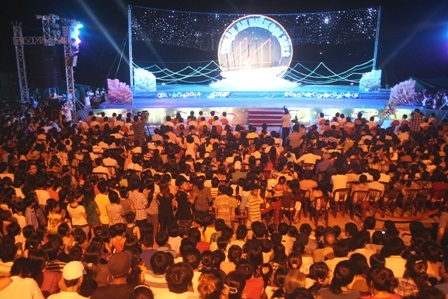 Hơn 10 vạn người đổ về bãi biển Thuận An