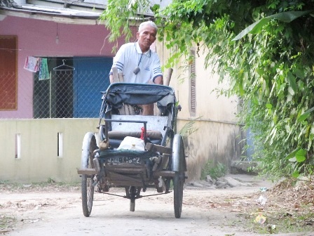 Câu chuyện về ông thương binh 80 tuổi đạp xích lô mưu sinh - 1 Câu chuyện về ông thương binh 80 tuổi đạp xích lô mưu sinh - 1