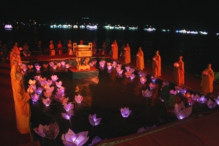 Lung linh đêm đại lễ rước ánh sáng Phật