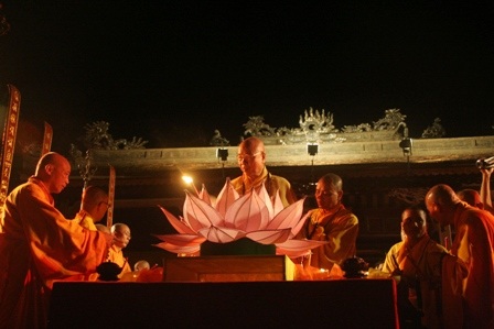 Lung linh đêm đại lễ rước ánh sáng Phật