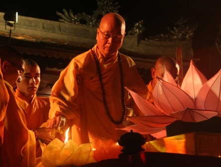 Lung linh đêm đại lễ rước ánh sáng Phật