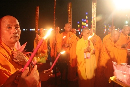 Lung linh đêm đại lễ rước ánh sáng Phật