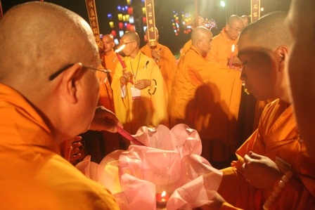 Lung linh đêm đại lễ rước ánh sáng Phật