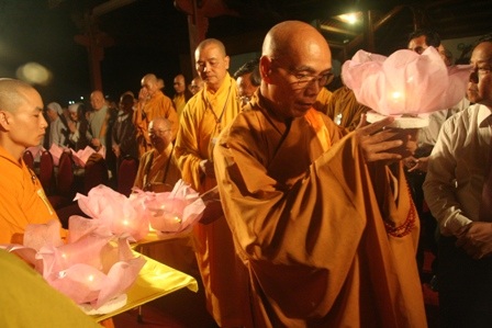 Lung linh đêm đại lễ rước ánh sáng Phật