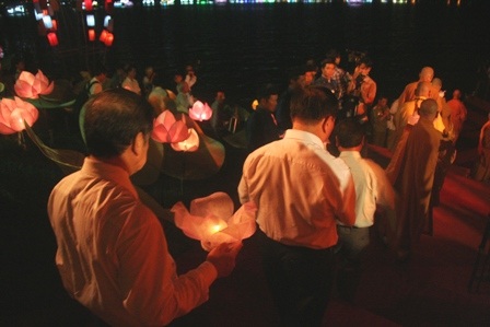 Lung linh đêm đại lễ rước ánh sáng Phật