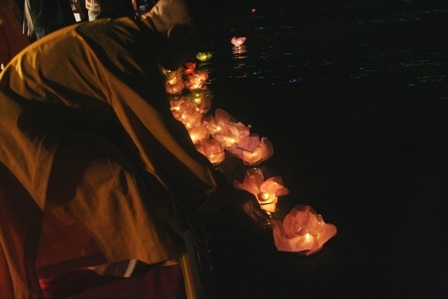 Lung linh đêm đại lễ rước ánh sáng Phật