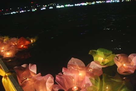 Lung linh đêm đại lễ rước ánh sáng Phật