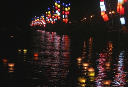 Lung linh đêm đại lễ rước ánh sáng Phật