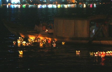 Lung linh đêm đại lễ rước ánh sáng Phật