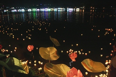 Lung linh đêm đại lễ rước ánh sáng Phật