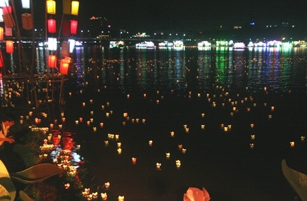 Lung linh đêm đại lễ rước ánh sáng Phật
