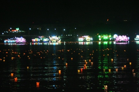 Lung linh đêm đại lễ rước ánh sáng Phật