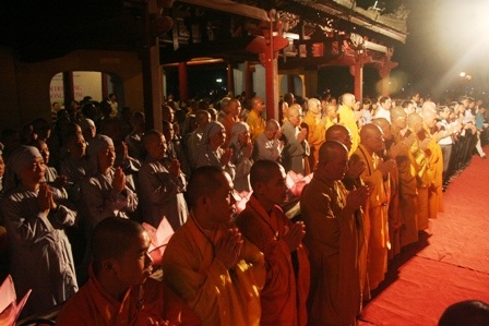Lung linh đêm đại lễ rước ánh sáng Phật