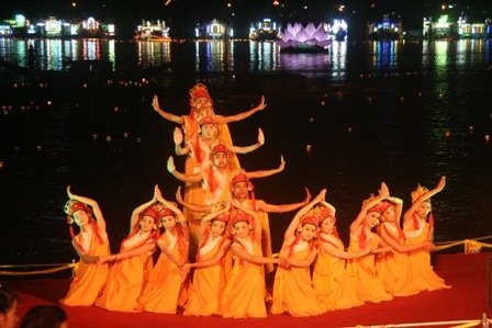 Lung linh đêm đại lễ rước ánh sáng Phật