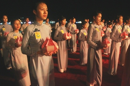 Lung linh đêm đại lễ rước ánh sáng Phật