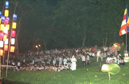 Lung linh đêm đại lễ rước ánh sáng Phật