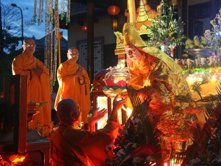 Lung linh đêm đại lễ rước ánh sáng Phật