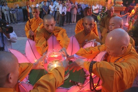 Lung linh đêm đại lễ rước ánh sáng Phật
