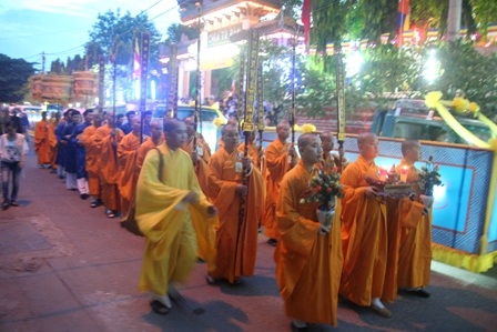 Lung linh đêm đại lễ rước ánh sáng Phật