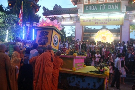 Lung linh đêm đại lễ rước ánh sáng Phật