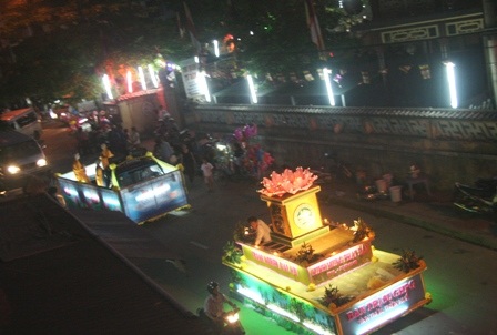 Lung linh đêm đại lễ rước ánh sáng Phật