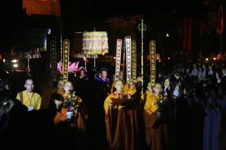 Lung linh đêm đại lễ rước ánh sáng Phật