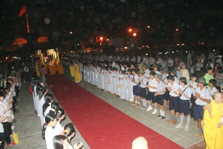 Lung linh đêm đại lễ rước ánh sáng Phật