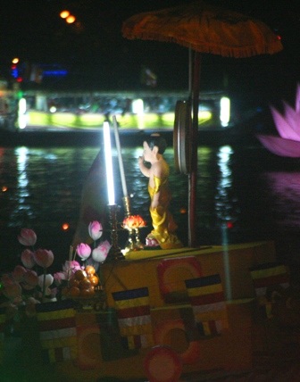 Ngắm thuyền hoa đẹp rực rỡ trên sông trong đêm hội Phật đản