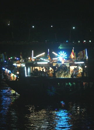 Ngắm thuyền hoa đẹp rực rỡ trên sông trong đêm hội Phật đản