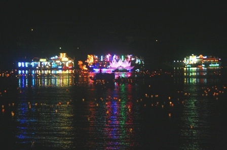 Ngắm thuyền hoa đẹp rực rỡ trên sông trong đêm hội Phật đản