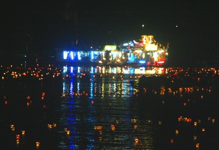 Ngắm thuyền hoa đẹp rực rỡ trên sông trong đêm hội Phật đản