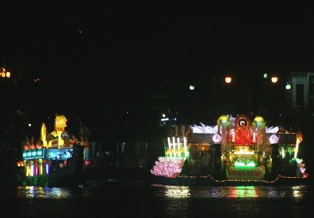 Ngắm thuyền hoa đẹp rực rỡ trên sông trong đêm hội Phật đản
