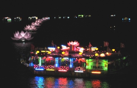 Ngắm thuyền hoa đẹp rực rỡ trên sông trong đêm hội Phật đản