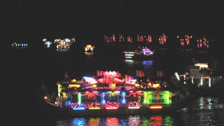 Ngắm thuyền hoa đẹp rực rỡ trên sông trong đêm hội Phật đản