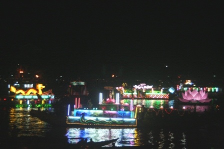 Ngắm thuyền hoa đẹp rực rỡ trên sông trong đêm hội Phật đản